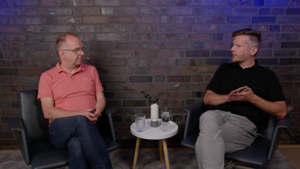 Zwei Menschen unterhalten sich in Folge 23.1 des SAP X-Plain Podcast über PPWR.