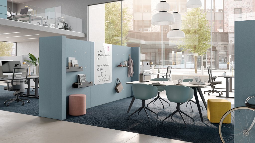 Modernes Büro mit flexiblen Arbeitsplätzen, Besprechungsbereich und offener Arbeitsumgebung