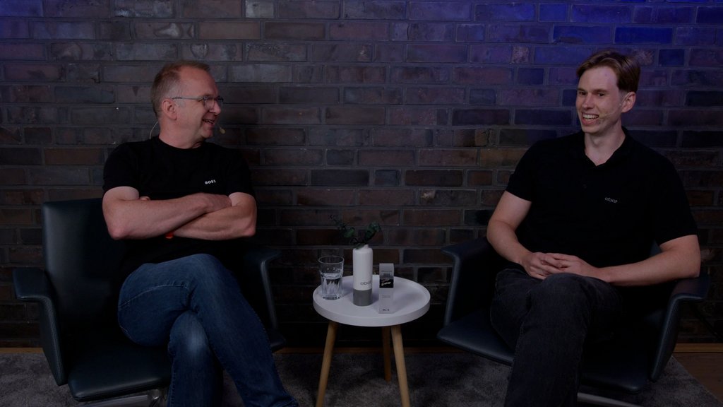 Zwei Menschen unterhalten sich in Folge 24 des SAP X-Plain Podcast über SAP LeanIX.