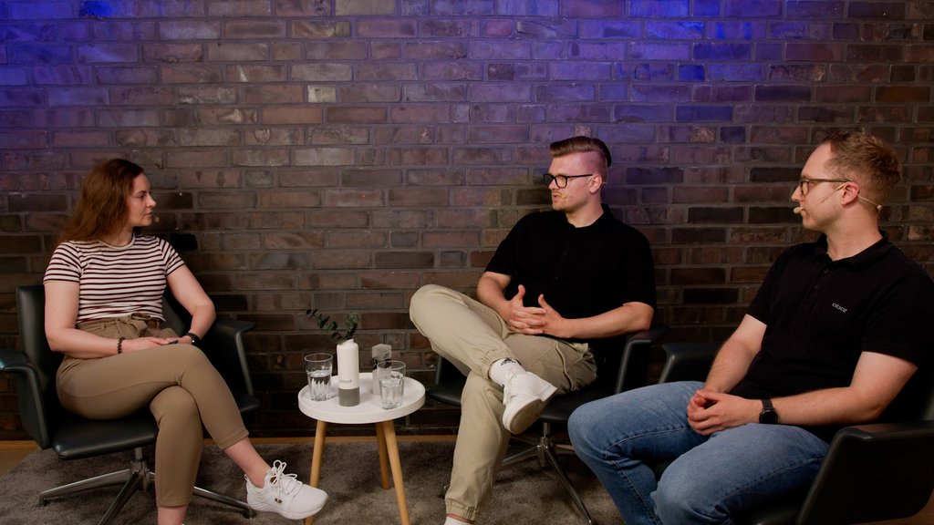 Drei Menschen unterhalten sich in Folge 83 des ISMS X-Plain Podcast über einen OpenAI-Vorfall.